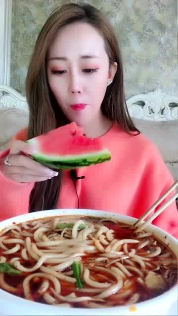 姑娘吃瓜上吃什么,品味生活百态